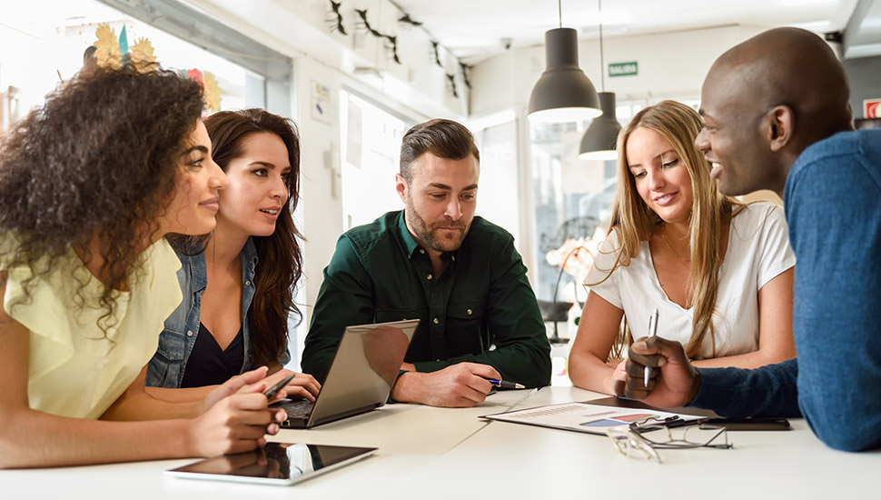 Equipo revisando una estrategia digital para operar con Axixo
